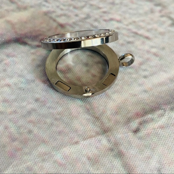 Origami Owl Retired/Hard To Find Silver Locket - Picture 5 of 6